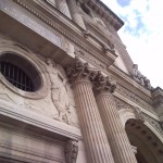 Le Louvre, colonnes dans la grande cour